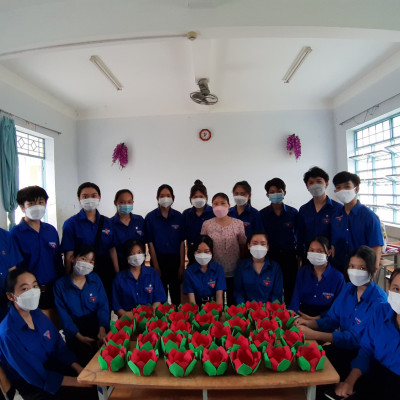 Chi đoàn trường THCS Hồng Sơn làm đèn Hoa Đăng