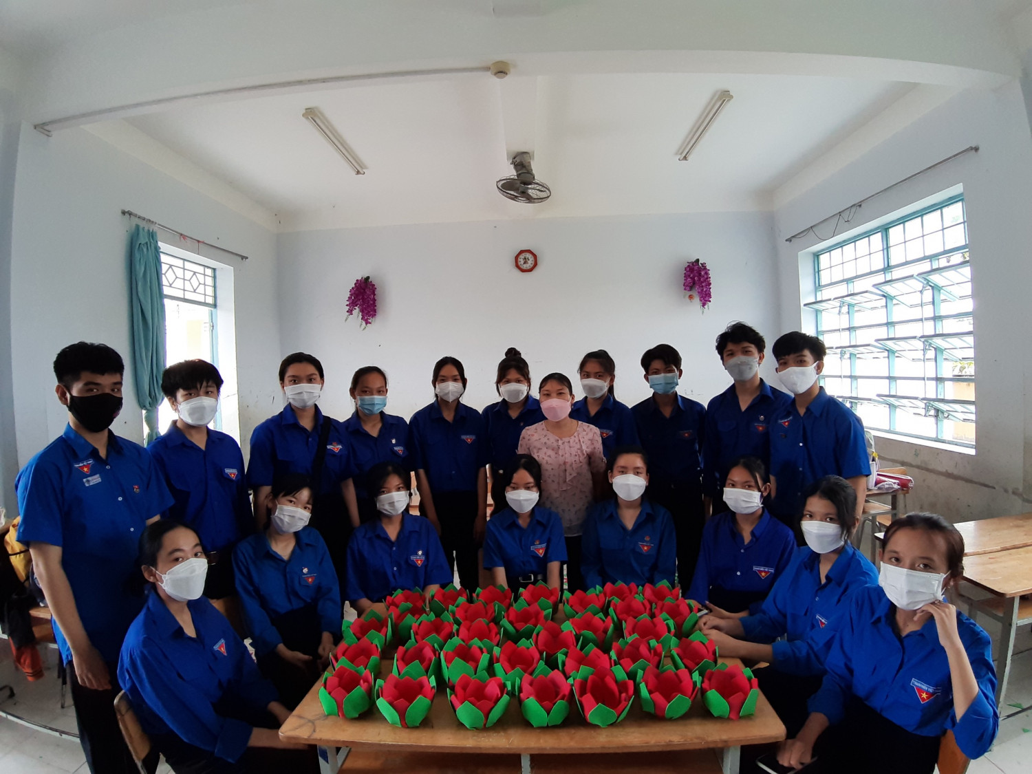 Chi đoàn trường THCS Hồng Sơn làm đèn Hoa Đăng