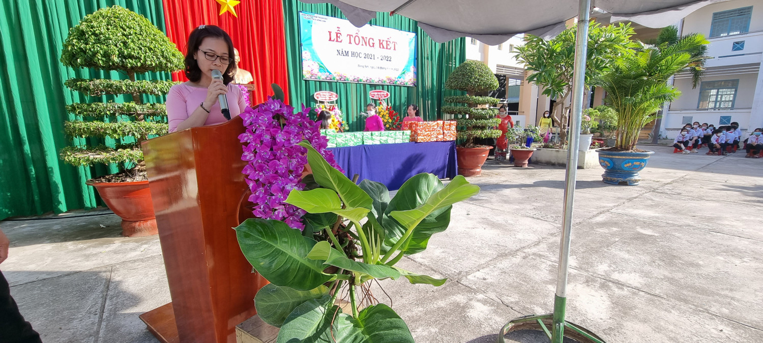 Cô Đặng Thị Minh Mẫn - dẫn chương trình buổi Lễ