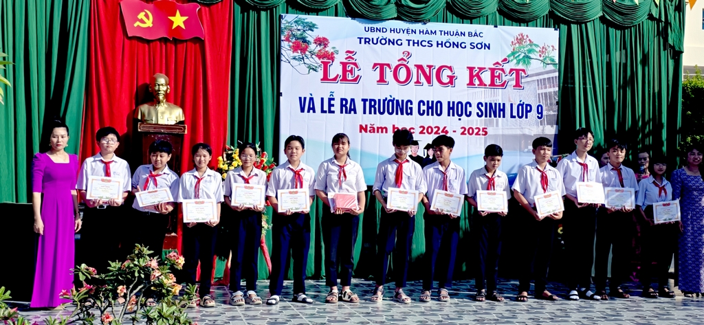 Tong-ket-nam-hoc-2024-2025-37.jpg