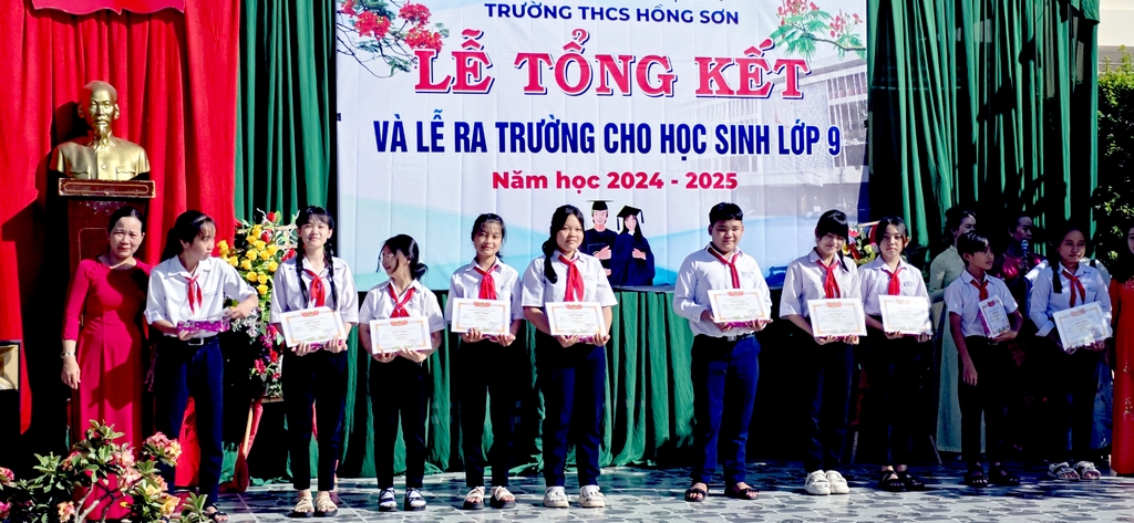 Tong-ket-nam-hoc-2024-2025-62.jpg
