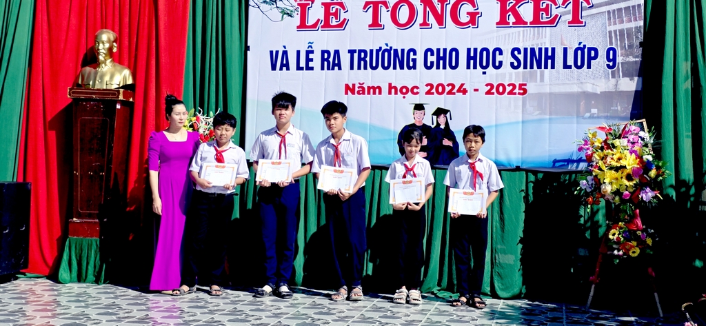 Tong-ket-nam-hoc-2024-2025-70.jpg