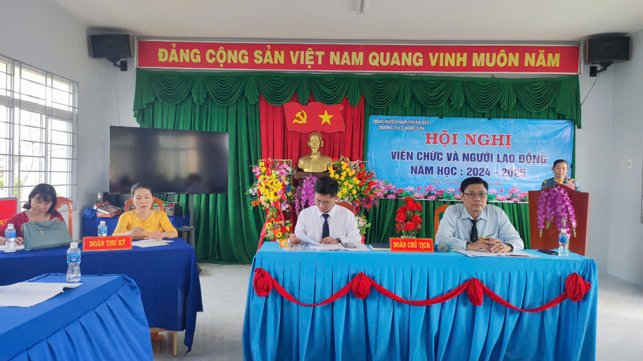 Chủ trì Hội nghị, thầy Đặng Ngọc Thuyên (Chủ tịch công đoàn) và thầy Nguyễn Hữu Sinh (Bí thư chi bộ - Hiệu trưởng nhà trưởng)