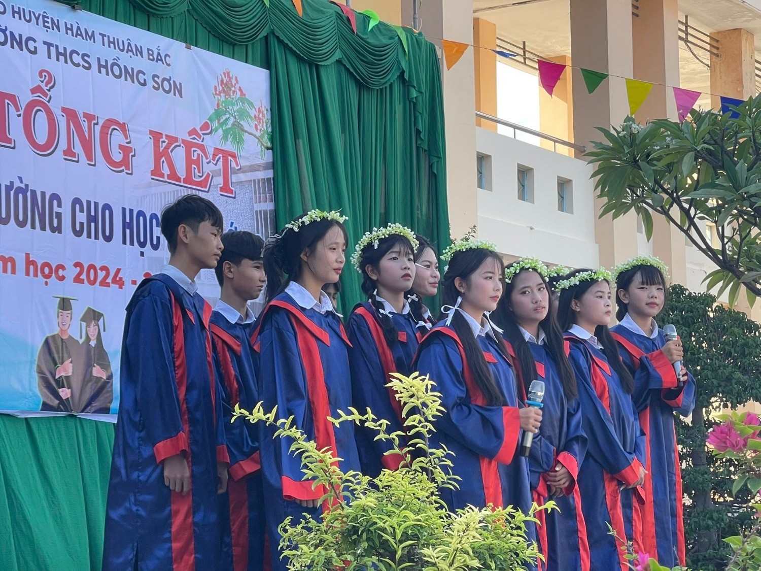 Lễ ra trường HS lớp 9 24-25