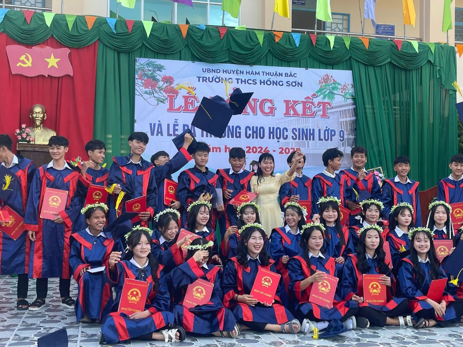 Lễ ra trường HS lớp 9 24-25