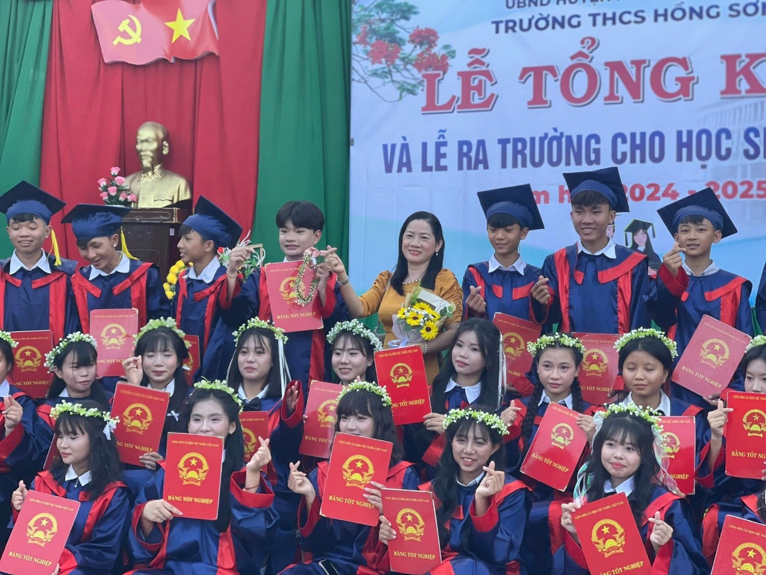 Lễ ra trường HS lớp 9 24-25