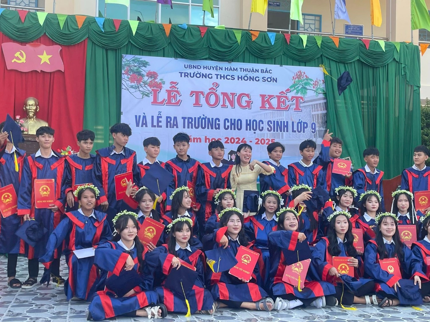 Lễ ra trường HS lớp 9 24-25