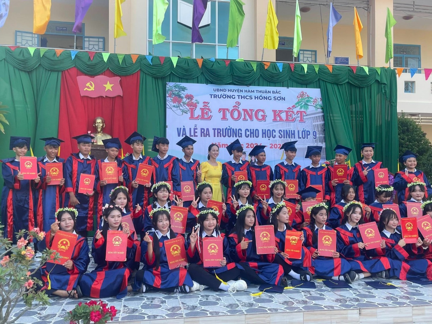 Lễ ra trường HS lớp 9 24-25