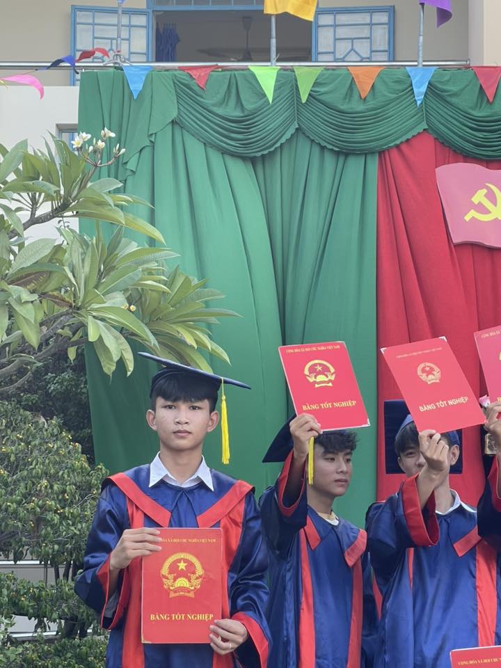 Lễ ra trường HS lớp 9 24-25