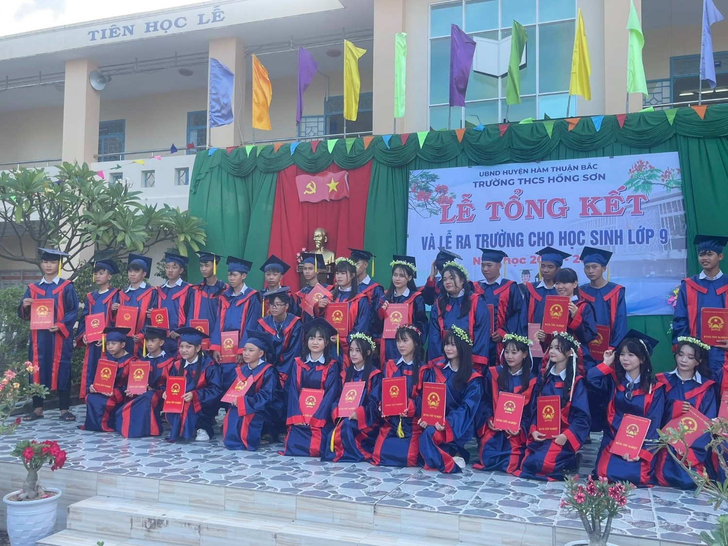 Lễ ra trường HS lớp 9 24-25