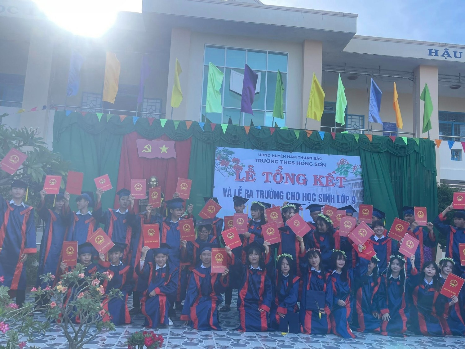 Lễ ra trường HS lớp 9 24-25