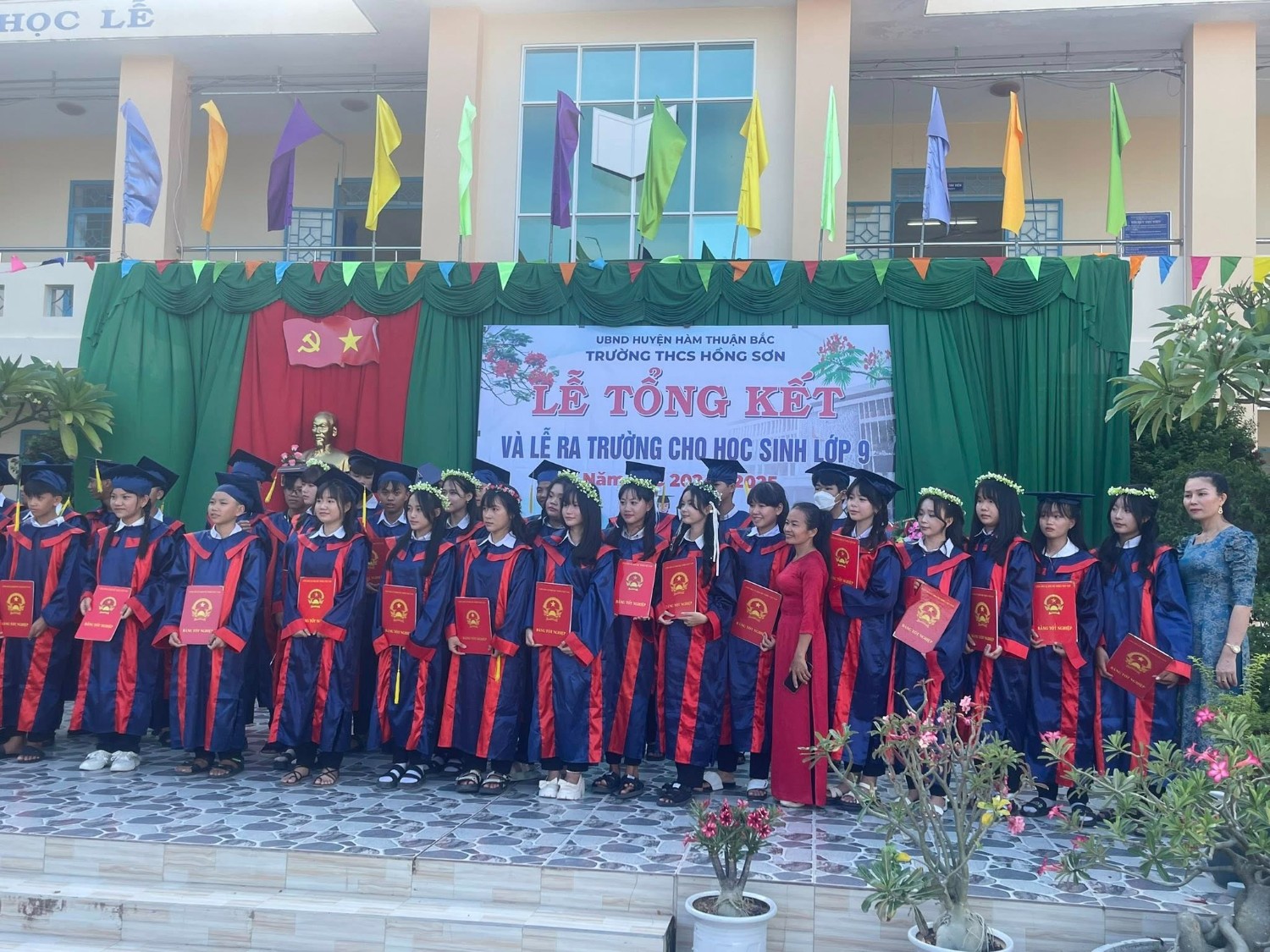 Lễ ra trường HS lớp 9 24-25