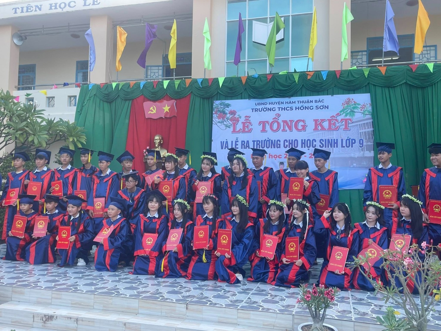 Lễ ra trường HS lớp 9 24-25