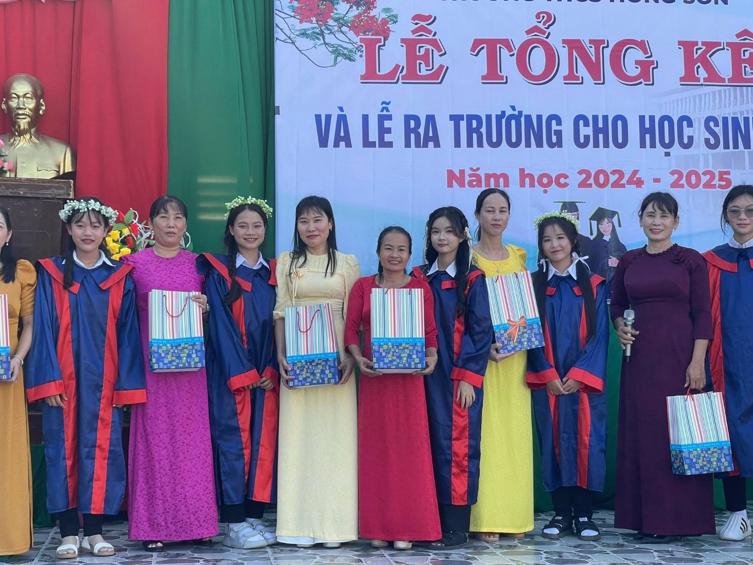 Lễ ra trường HS lớp 9 24-25