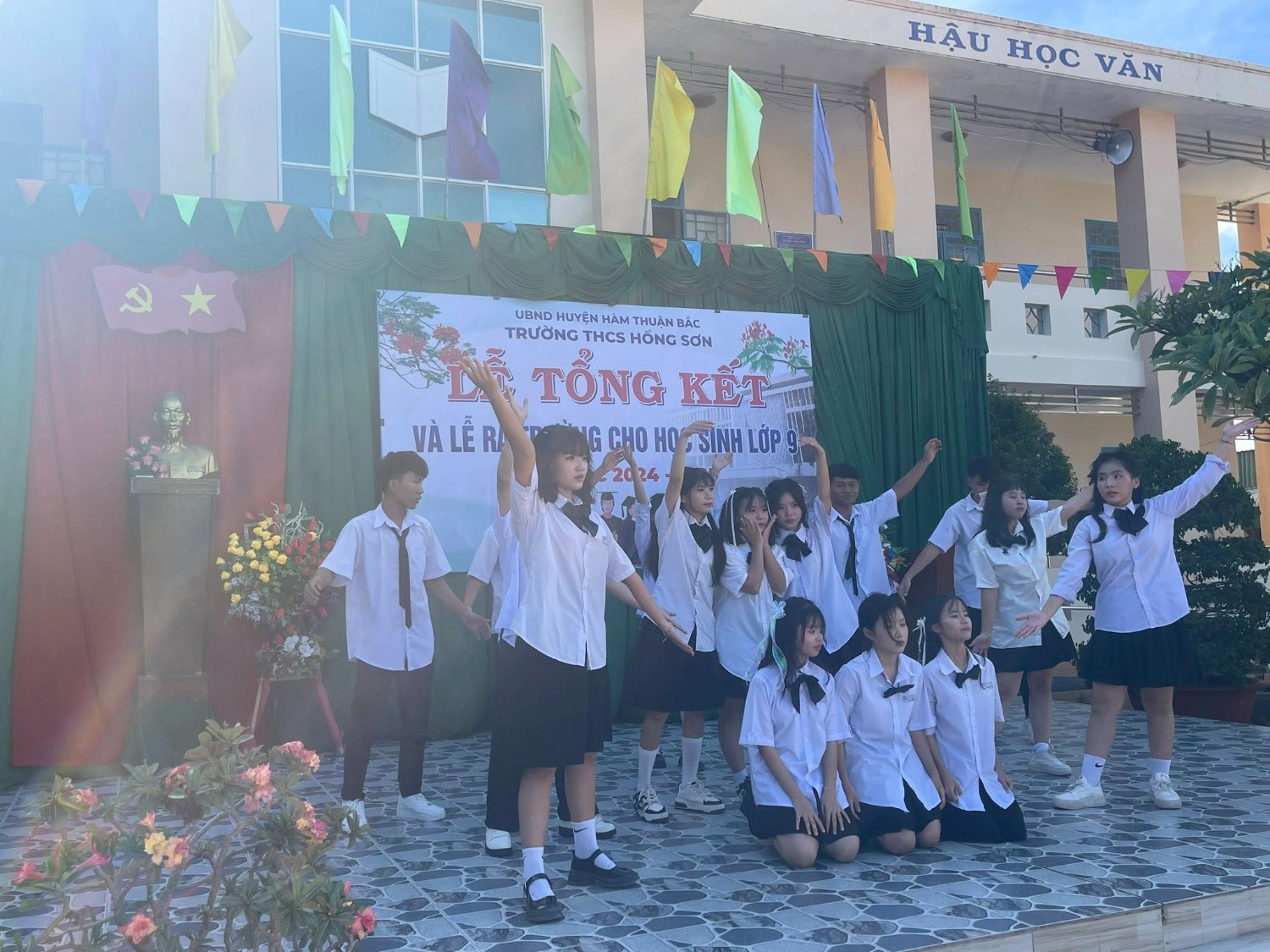 Lễ ra trường HS lớp 9 24-25