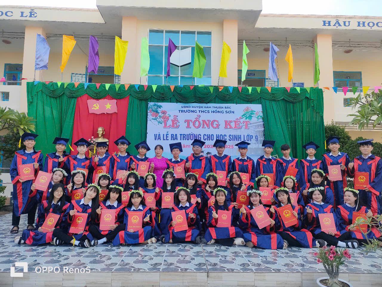Lễ ra trường HS lớp 9 24-25