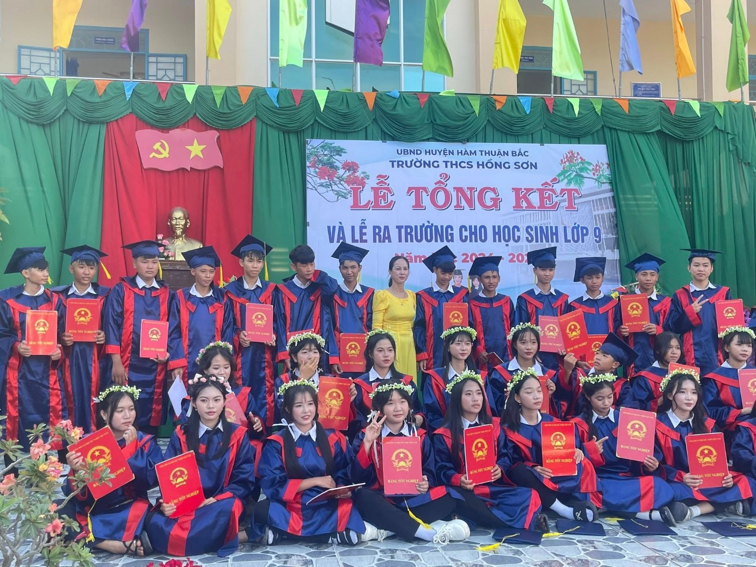 Lễ ra trường HS lớp 9 24-25